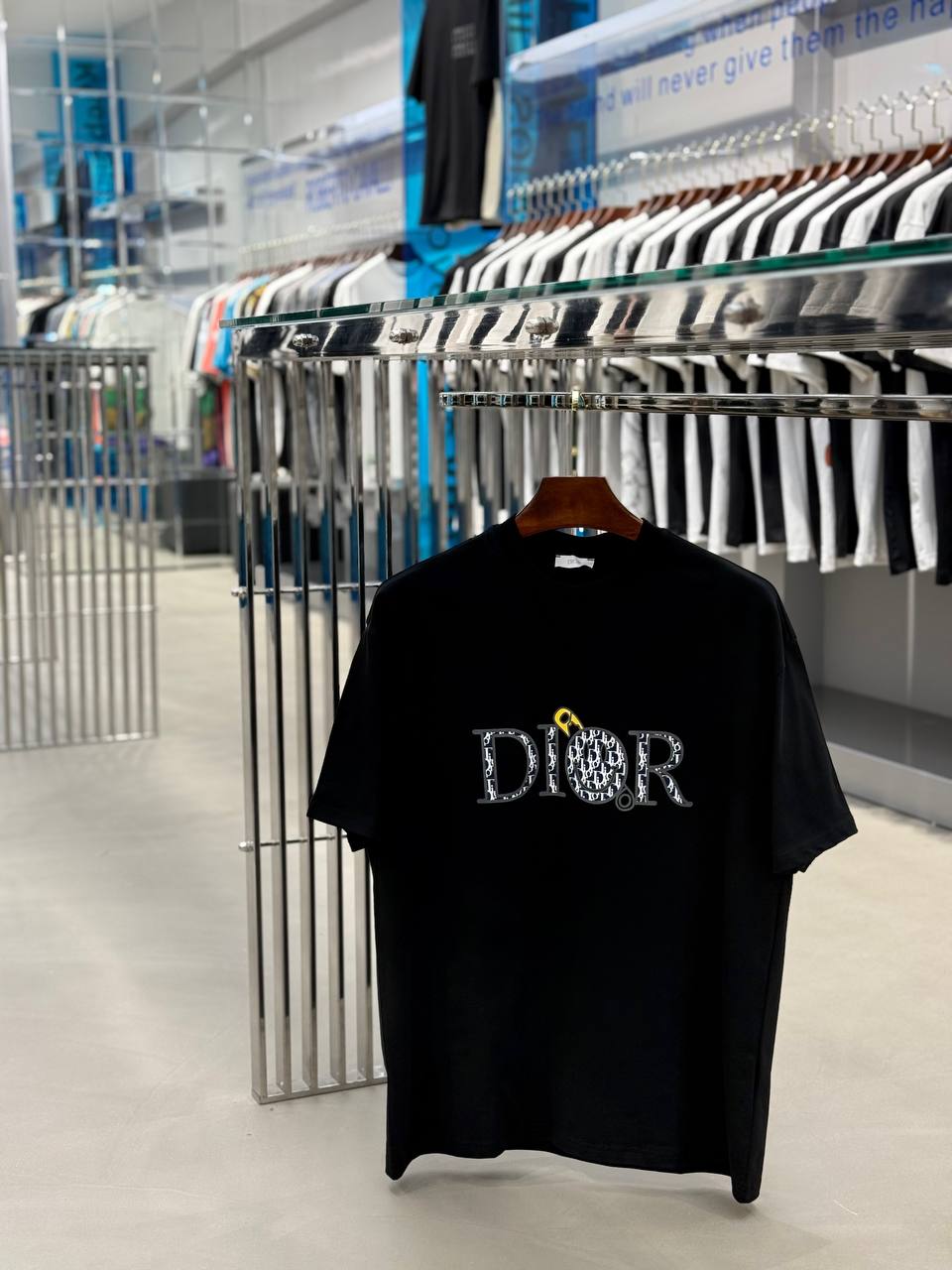 D i o r Trendy Luxury Men’s Tees: Stylish Fashion Shirts for Modern Men Wholesale 5 Pack 25 Pieces Worldwide FREE SHPPING