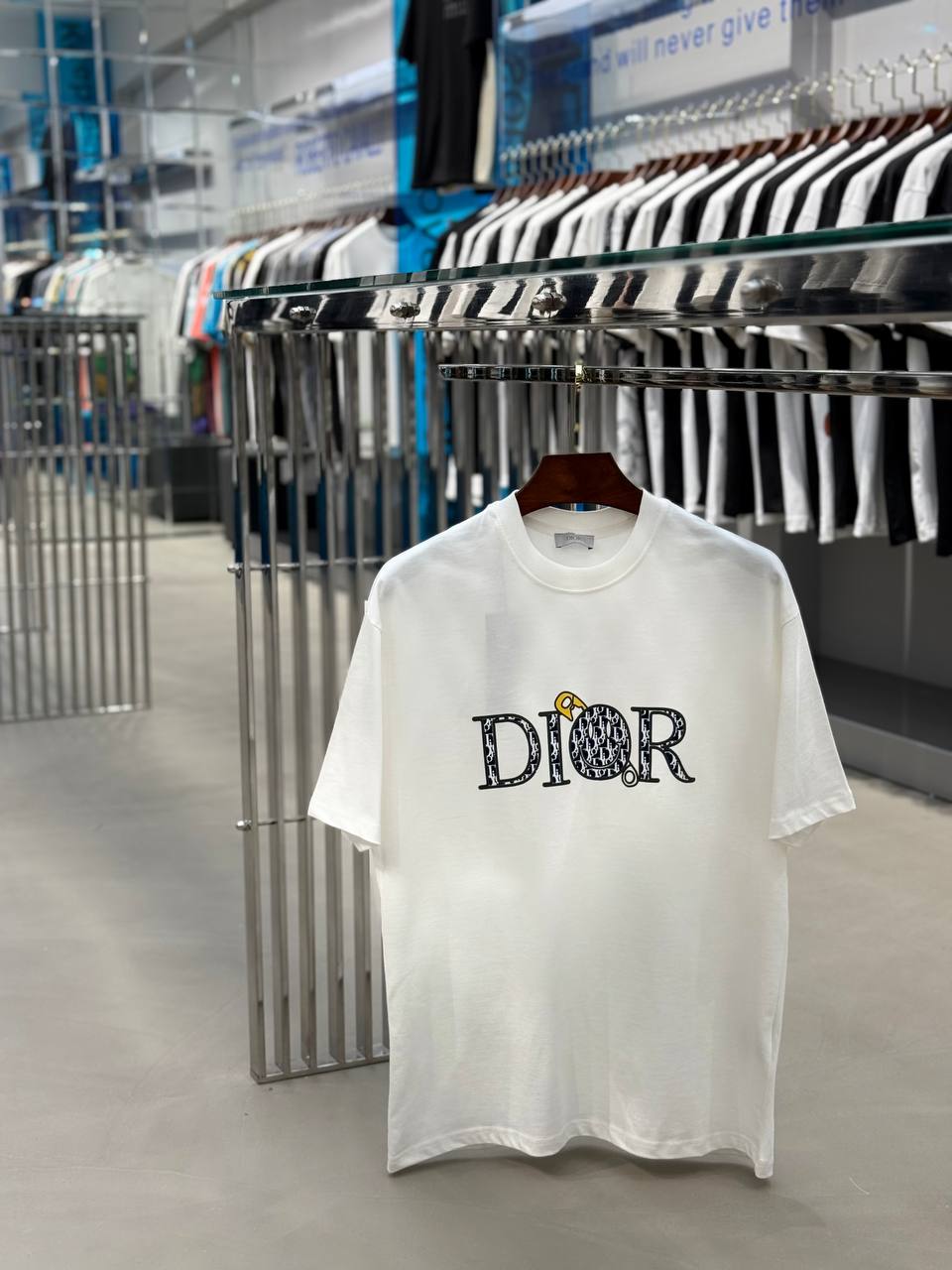 D i o r Trendy Luxury Men’s Tees: Stylish Fashion Shirts for Modern Men Wholesale 5 Pack 25 Pieces Worldwide FREE SHPPING