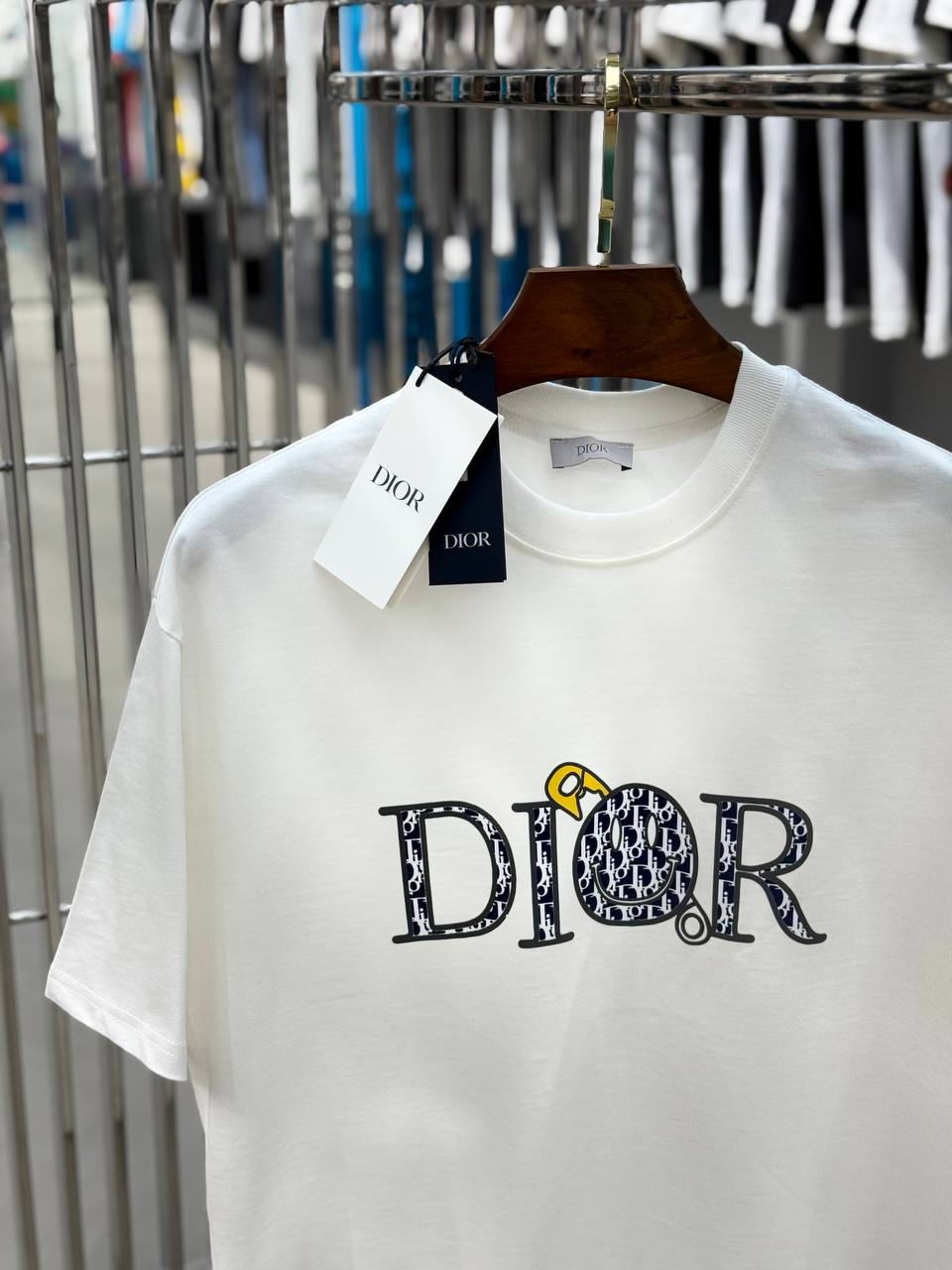 D i o r Trendy Luxury Men’s Tees: Stylish Fashion Shirts for Modern Men Wholesale 5 Pack 25 Pieces Worldwide FREE SHPPING
